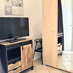 - Maisonnette Climatisee Avec Terrasse Et Parking - A Pied Apartment